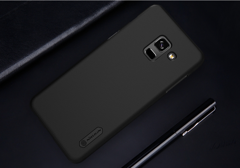 Ốp Lưng Samsung Galaxy A8 Plus 2018 Hiệu Nillkin Dạng Sần được làm bằng nhựa Polycarbonat có khả năng đàn hồi tốt, không bị giòn và khả năng chống trầy xước tốt trong nhưng va chạm.